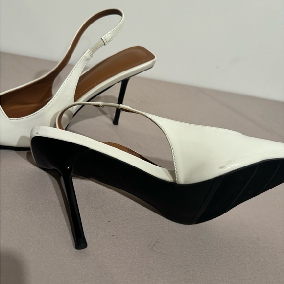 White shoes size 9 - Picture 2 of 16